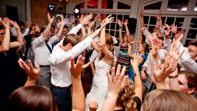 Eure perfekte Party: DJ für Hochzeit, Geburtstag & Events. Top Hits, mobile Disco & faire Kosten!