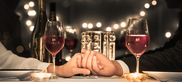 Brautpaar prüft Kalender und Location für perfekten Hochzeitstermin