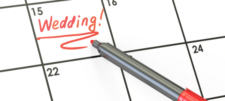 DJ bereitet Technik für Hochzeit vor