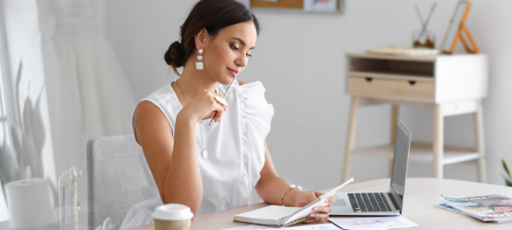 Brautpaar wählt Datum für Hochzeit aus