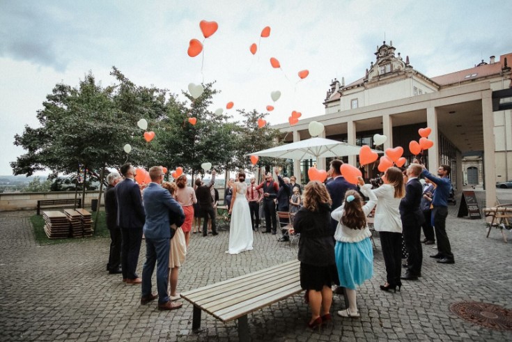 Luftballons steigen lassen im Schloßcafé Pirna