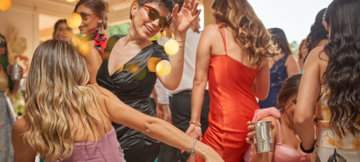 Gäste tanzen ausgelassen auf einer Hochzeitsfeier – im Fokus steht die Frage: DJ oder Live Band?