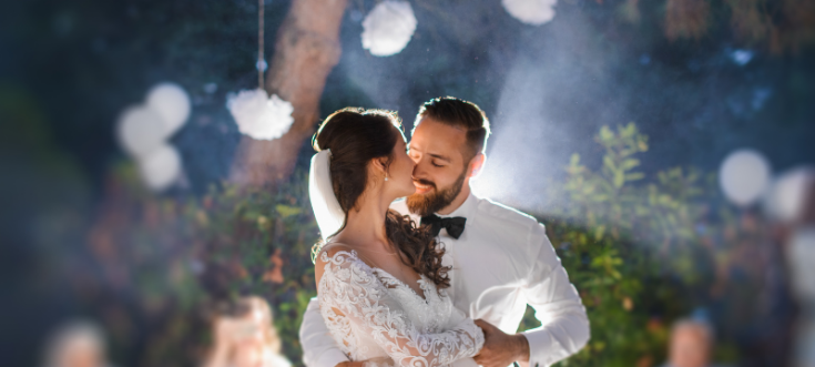 Brautpaar beim romantischen Eröffnungstanz zur Hochzeit mit persönlicher Musik.