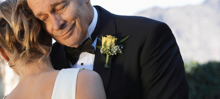 Braut tanzt emotional mit ihrem Vater beim Vater-Tochter-Tanz auf der Hochzeit.