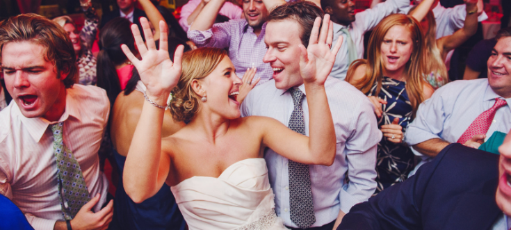 Brautpaar beendet den Eröffnungstanz und startet gemeinsam mit Gästen die Party.