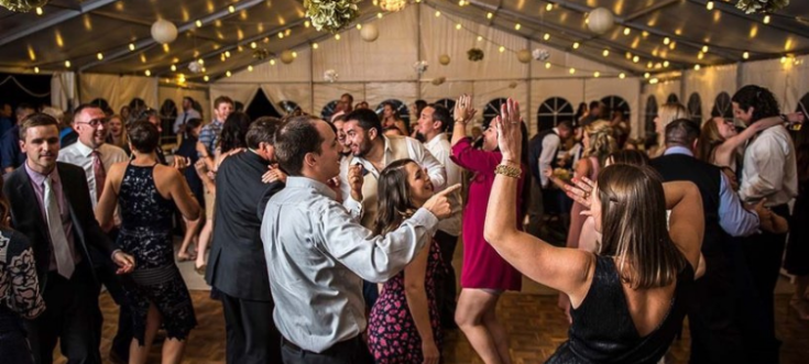 Emotionale Hochzeitstänze wie Eröffnungstanz und Familientänze im Überblick.