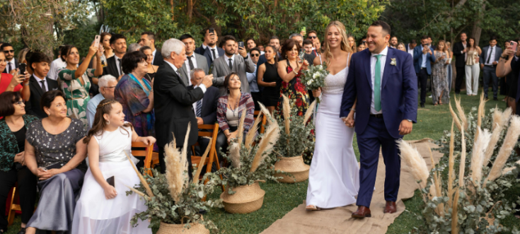 Freie Trauung bei einer Hochzeit mit Brautpaar und Gästen in festlicher Atmosphäre.
