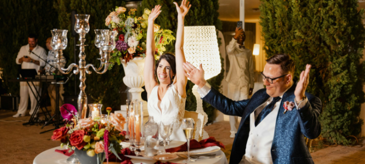 Kleine Hochzeitsgesellschaft feiert eine emotionale und persönliche Hochzeit