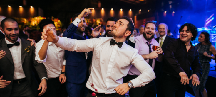 Gäste feiern ausgelassen beim Polterabend vor der Hochzeit