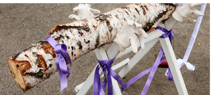 Brautpaar plant gemeinsam eine moderne Hochzeit ohne klassische Zwänge und entscheidet sich bewusst gegen traditionelle Rituale.