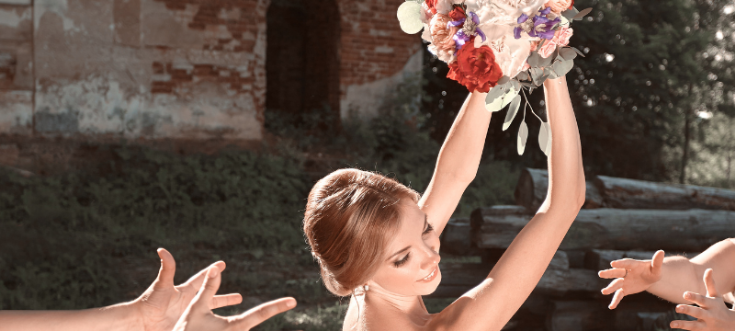 Brautpaar genießt eine Hochzeit, die bewusst nach eigenen Regeln gestaltet wurde und auf unnötige Traditionen verzichtet.