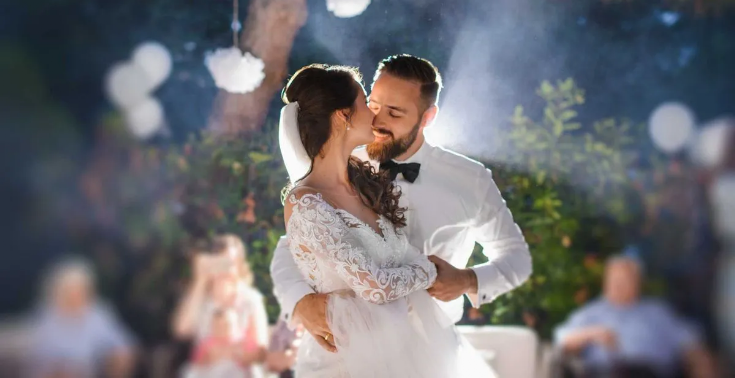 DJ René beobachtet Gäste auf einer Hochzeit, passt Musik an und sorgt für volle Tanzflächen und gute Stimmung