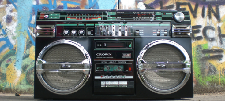 Hochzeits-DJ bereitet Ton- und Lichttechnik vor, bespricht Fahrtkosten, Vorgespräche und Locationplanung für Feier mit 100 Gästen