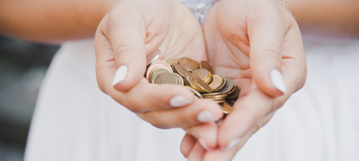 Brautpaar überlegt, wie viel Geld sie für ihre Hochzeit ausgeben möchten, DJ René gibt Tipps zur Budgetplanung