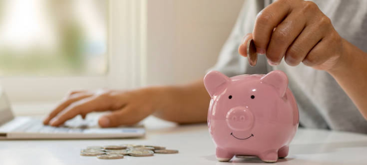 Brautpaar plant Hochzeitskosten gemeinsam, DJ René zeigt, wie man Budgetfallen vermeidet und entspannt heiratet