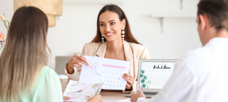 Brautpaar verschafft sich einen Überblick zur Hochzeitsplanung und wägt ab, ob die Hochzeit selbst geplant oder professionell begleitet werden soll.