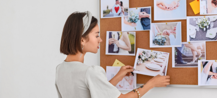 Brautpaar diskutiert, ob die Hochzeit selbst geplant oder mit Unterstützung eines Hochzeitsprofis umgesetzt werden soll.