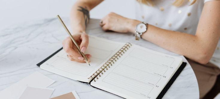 Entspanntes Brautpaar genießt die Hochzeitsplanung ohne Stress dank guter Vorbereitung und professioneller Unterstützung