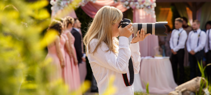Berufstätiges Paar plant Hochzeit neben dem Alltag