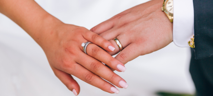 Brautpaar priorisiert zeitkritische Aufgaben der Hochzeit