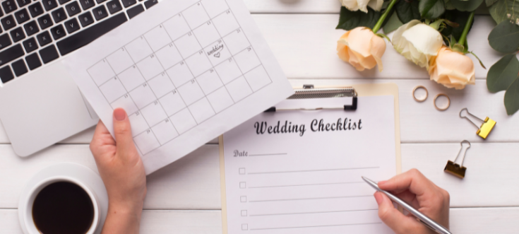 Paar plant Hochzeit mit realistischer Zeitplanung und Checkliste