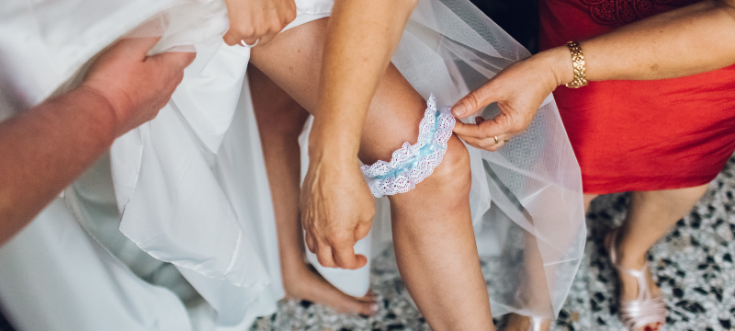 Strumpfbandversteigerung bei einer Hochzeit als unterhaltsamer Hochzeitsbrauch während der Feier.