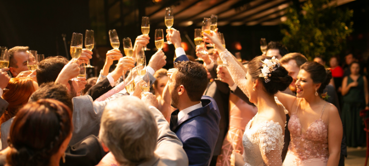 Sanfte Hintergrundmusik begleitet den Sektempfang und den Start der Hochzeitsfeier.