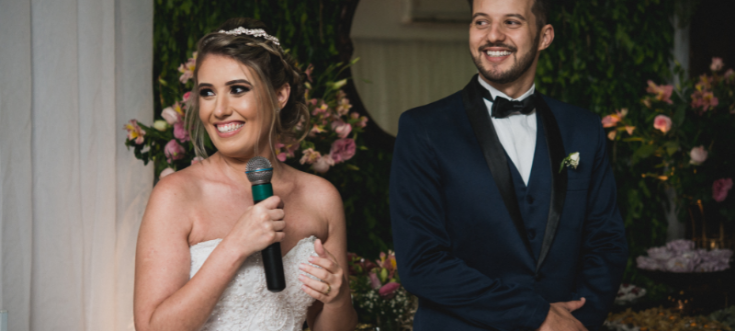 Brautpaar eröffnet mit dem Hochzeitstanz die Party am Abend.